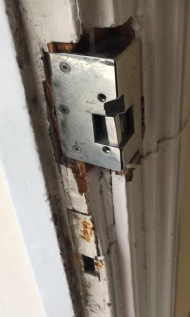 THIS IS THE BEFORE WE REPARE THE DOOR FRAME
